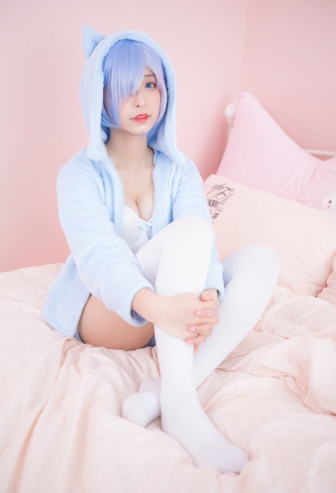 神楽坂真冬蕾姆要抱抱腿控白丝小仙女Cosplay写真图集 好看的纯欲萌系软萌妹蓝色短发白色小吊带猫耳外套白色丝袜美女图