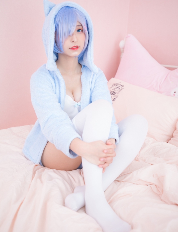 神楽坂真冬蕾姆要抱抱腿控白丝小仙女Cosplay写真图集 好看的纯欲萌系软萌妹蓝色短发白色小吊带猫耳外套白色丝袜美女图