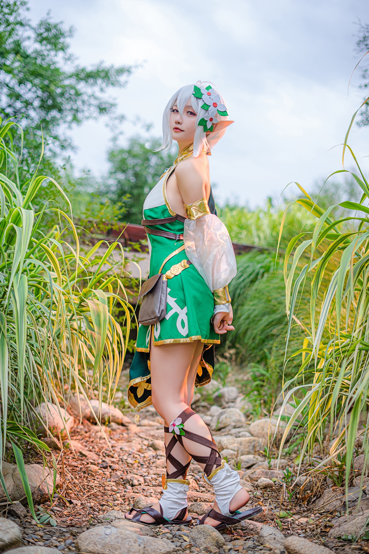 星之迟迟 秘密花园合辑 可可萝Cosplay写真 白色短发露肩可爱妹子美少女