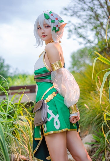 星之迟迟 秘密花园合辑 可可萝Cosplay写真 白色短发露肩可爱妹子美少女