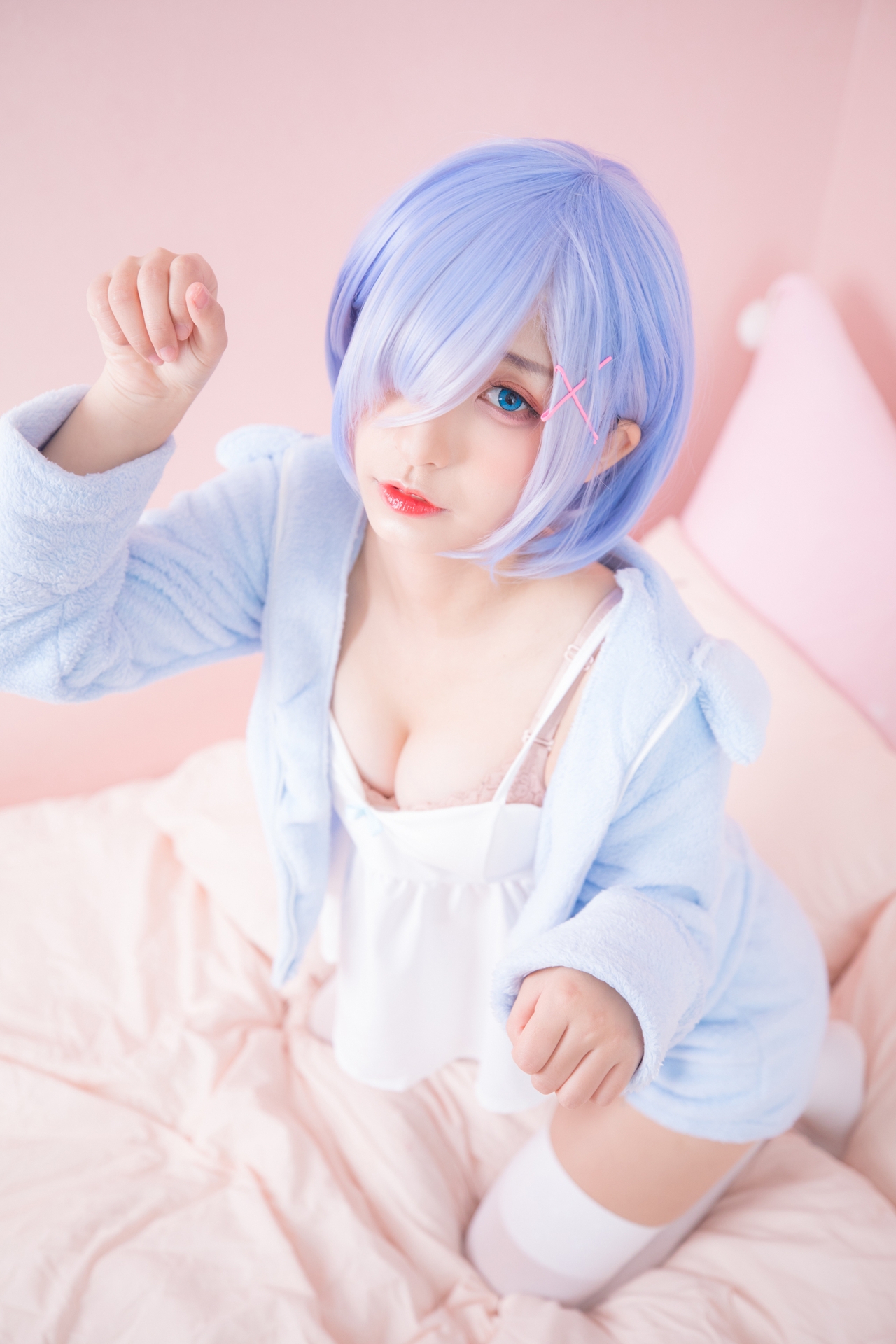 神楽坂真冬蕾姆要抱抱腿控白丝小仙女Cosplay写真图集 好看的纯欲萌系软萌妹蓝色短发白色小吊带猫耳外套白色丝袜美女图