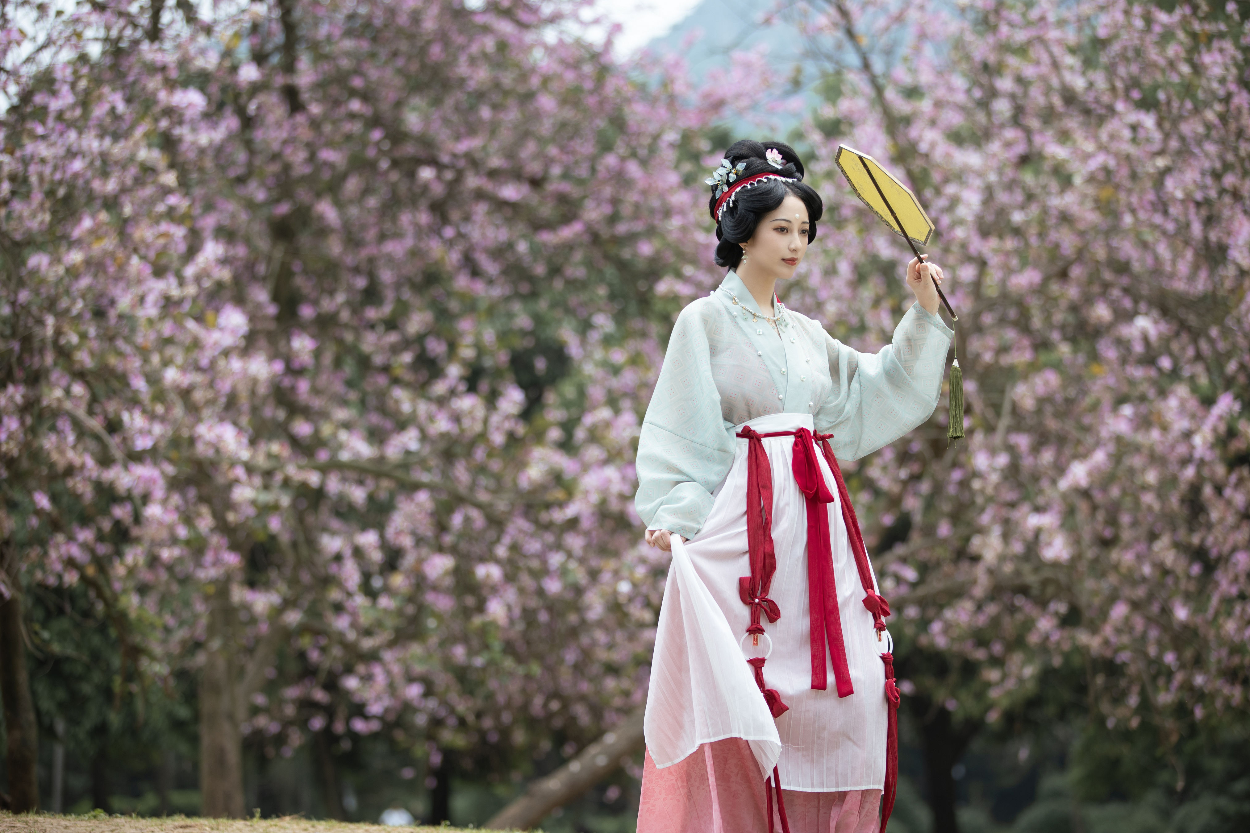 落花情 古装 树林 花 美人 小清新 优美 养眼 漂亮