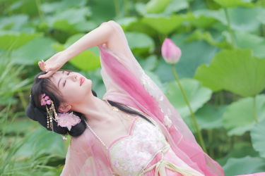 误入藕花深处 荷花 少女 古风 姑娘 汉服 莲花 写真