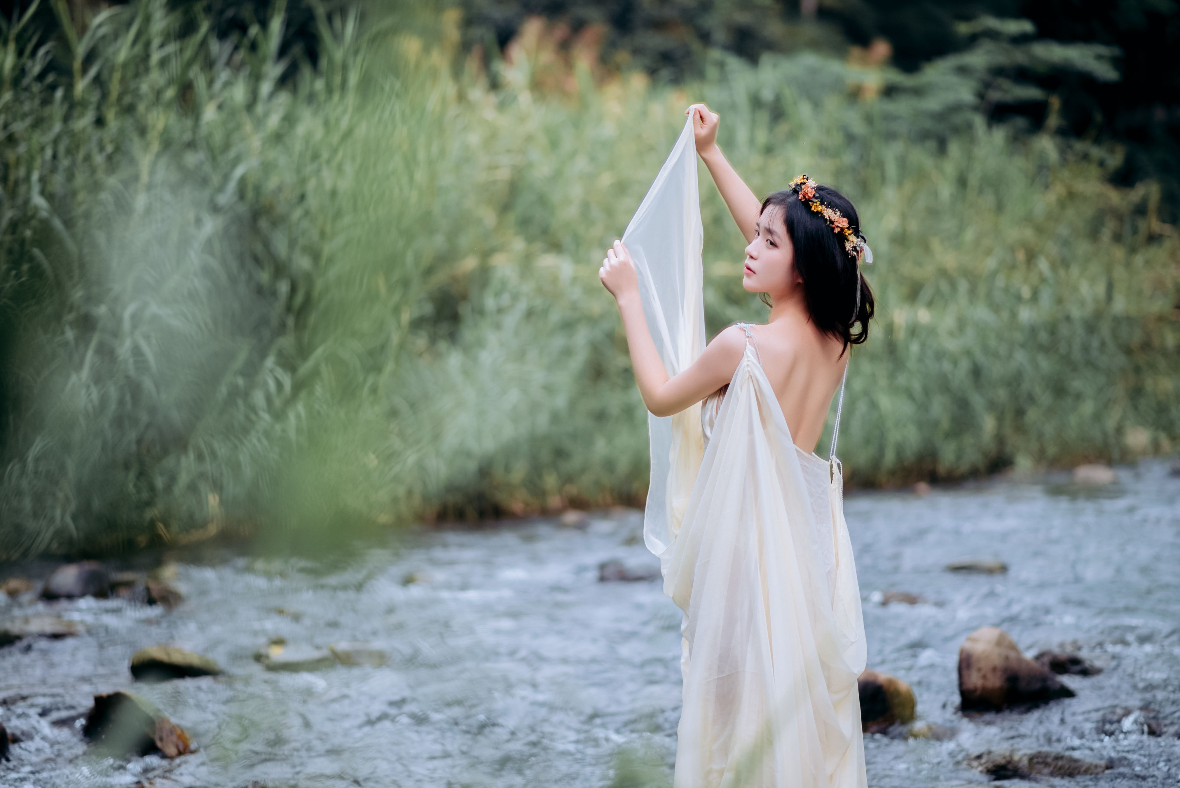 氤氲少女 摄影 人像 少女 森系 花 小溪 湿身