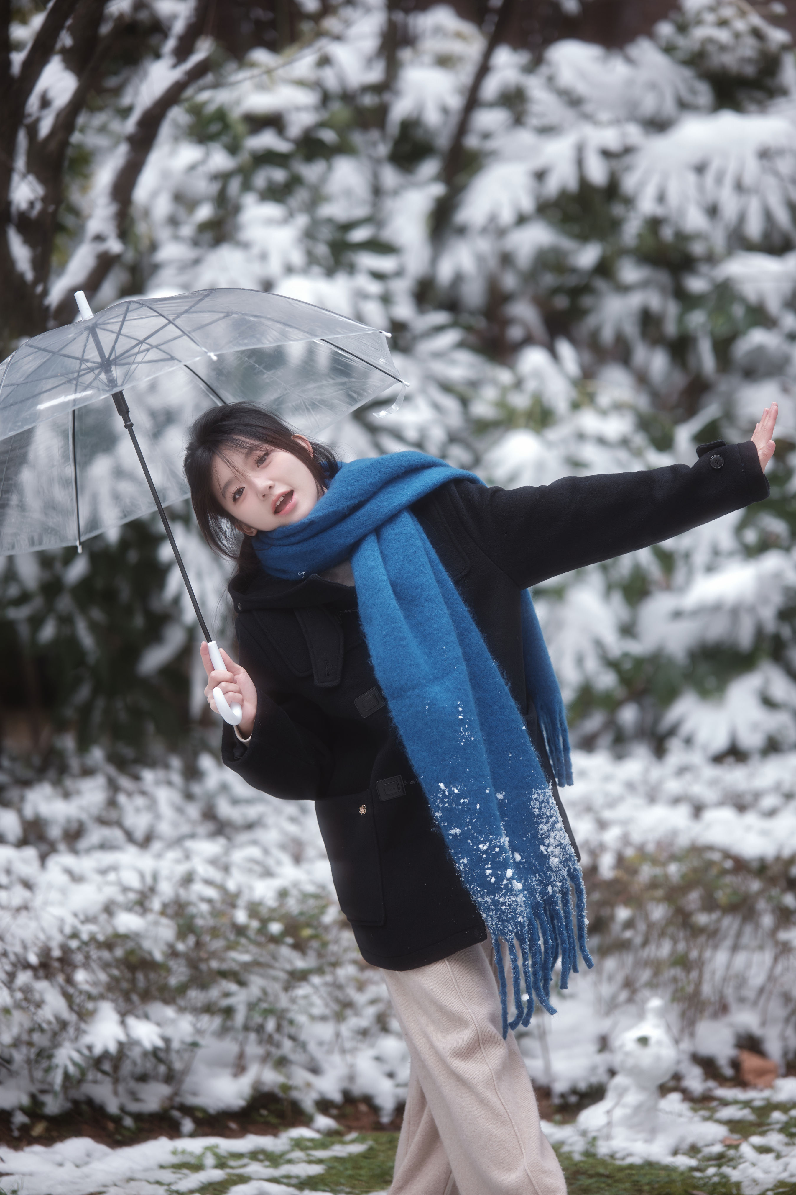 初雪降临 冬天 雪景 女生 黑长直 清纯