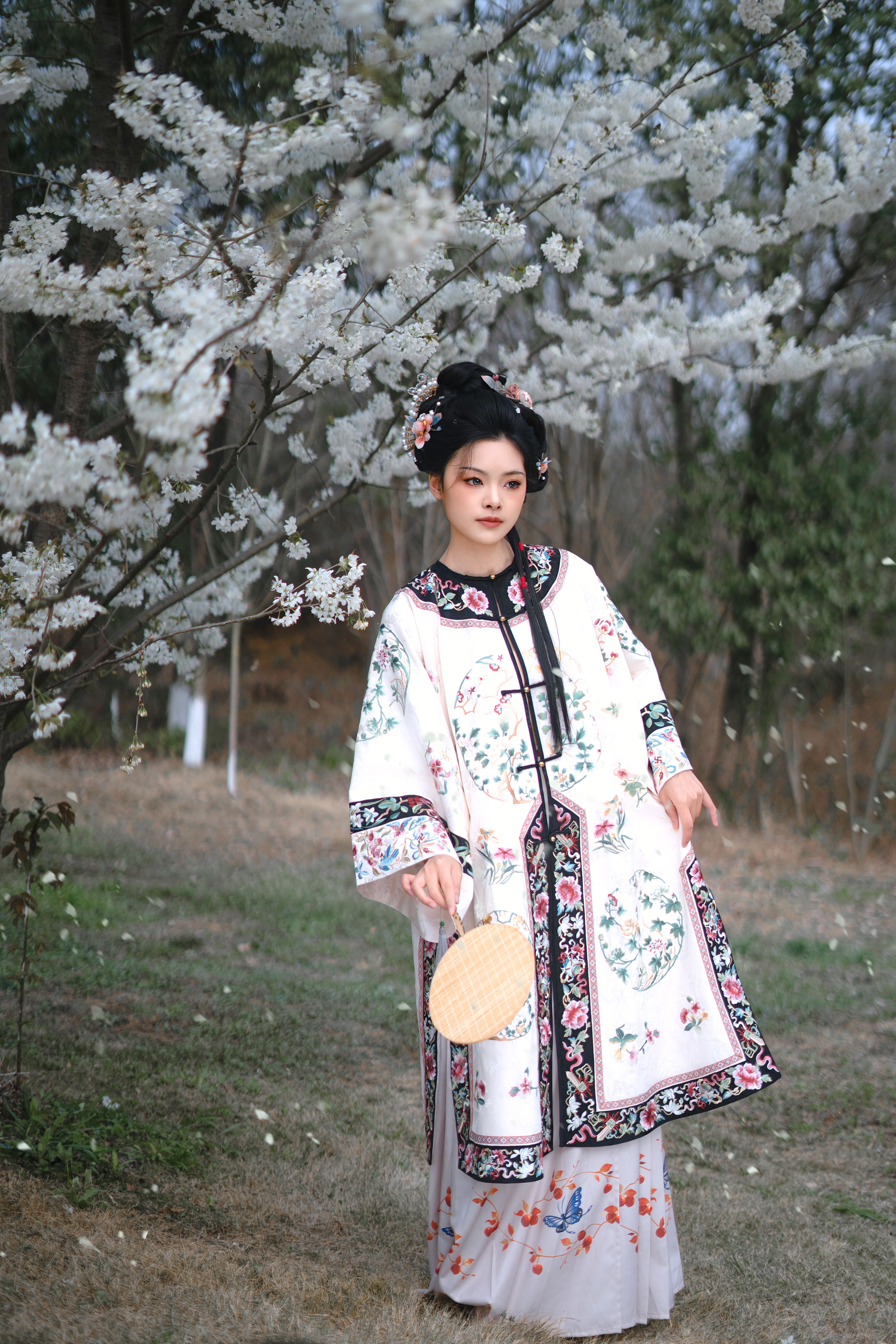 春色满园 古装 女子 春日 人物 花