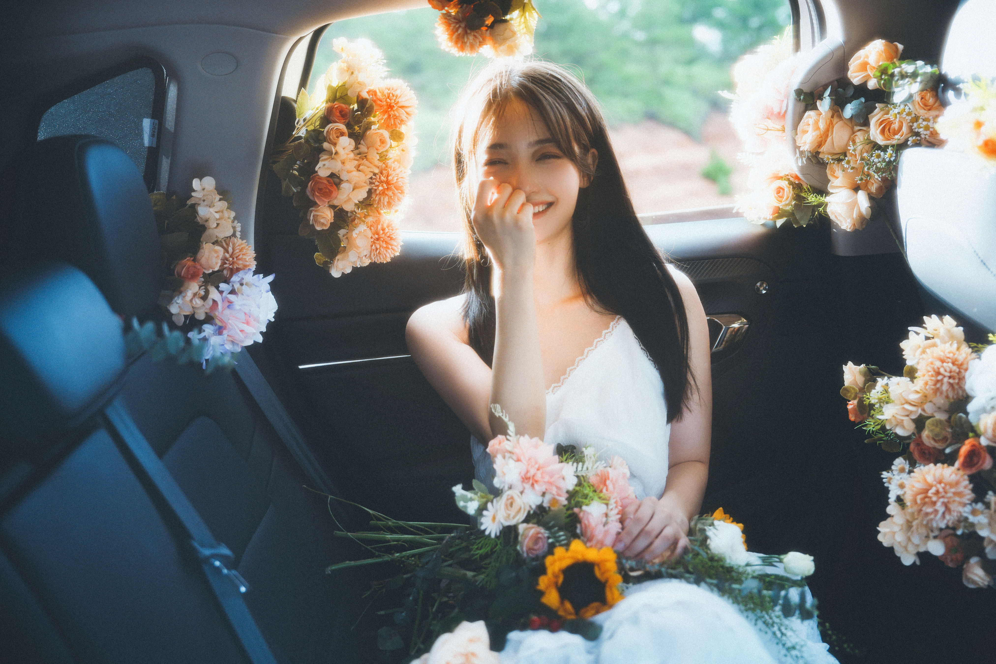 鲜花满载，车驰少女梦幻之旅：一场花语中的邂逅