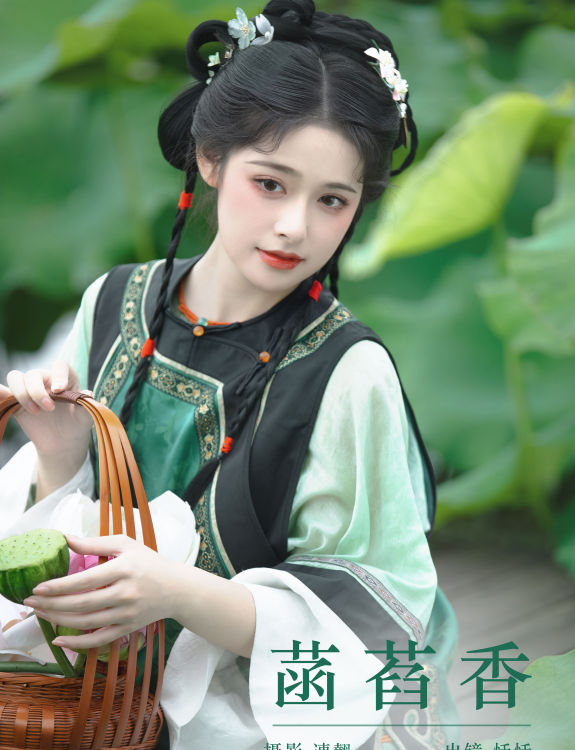 菡萏香：绽放美丽，清香四溢。