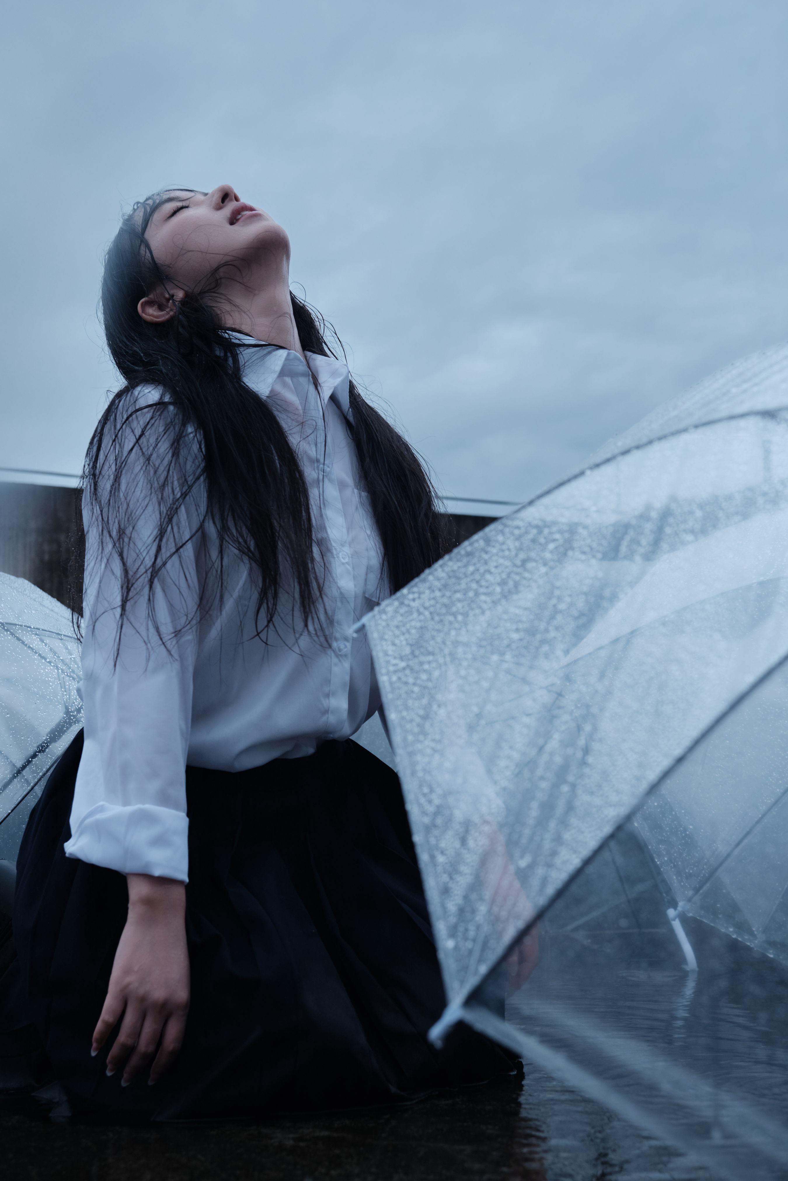 雨中恋曲：情愫绵延如雨滴落下