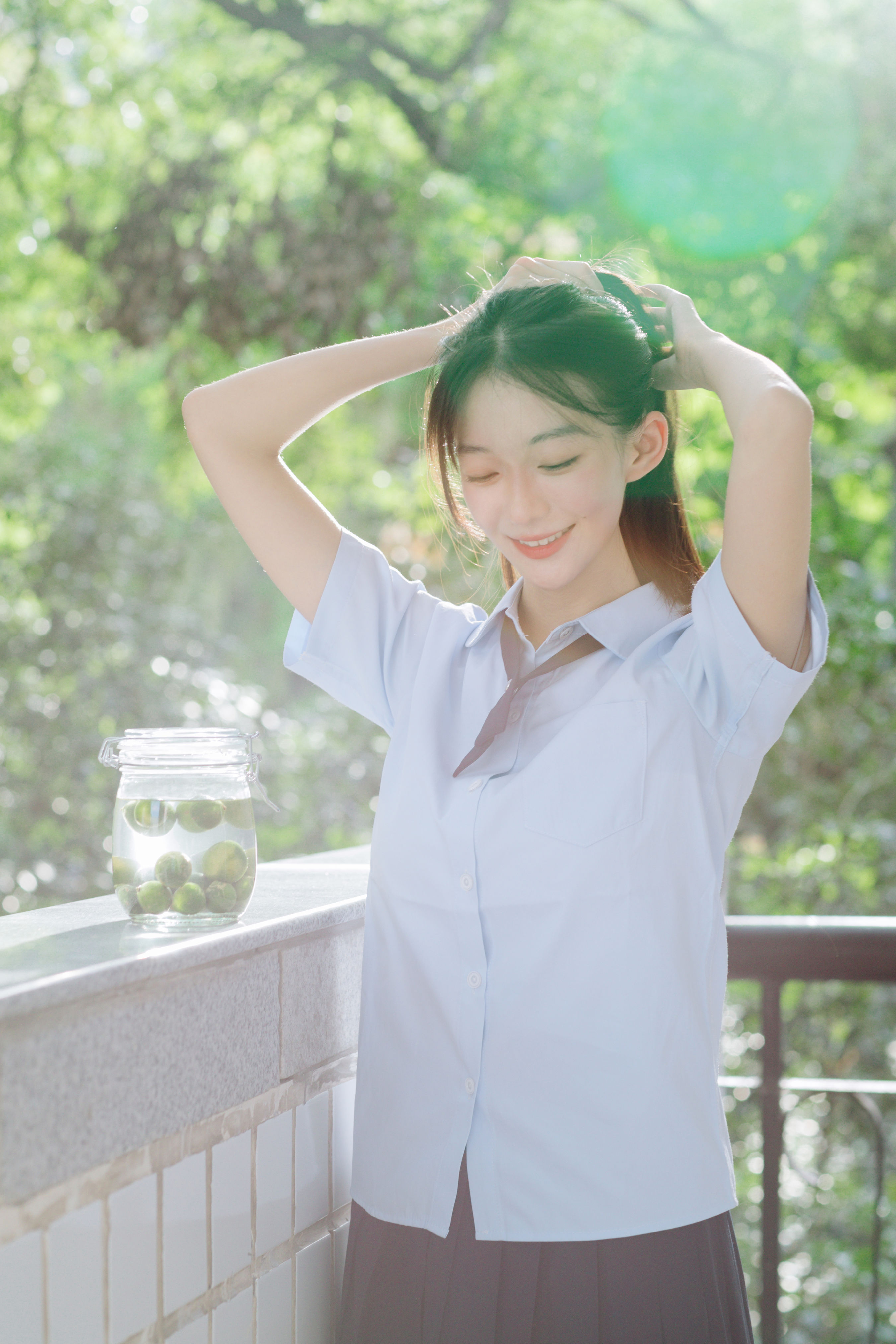 女学生的夏日风采：清新一夏的美丽瞬间