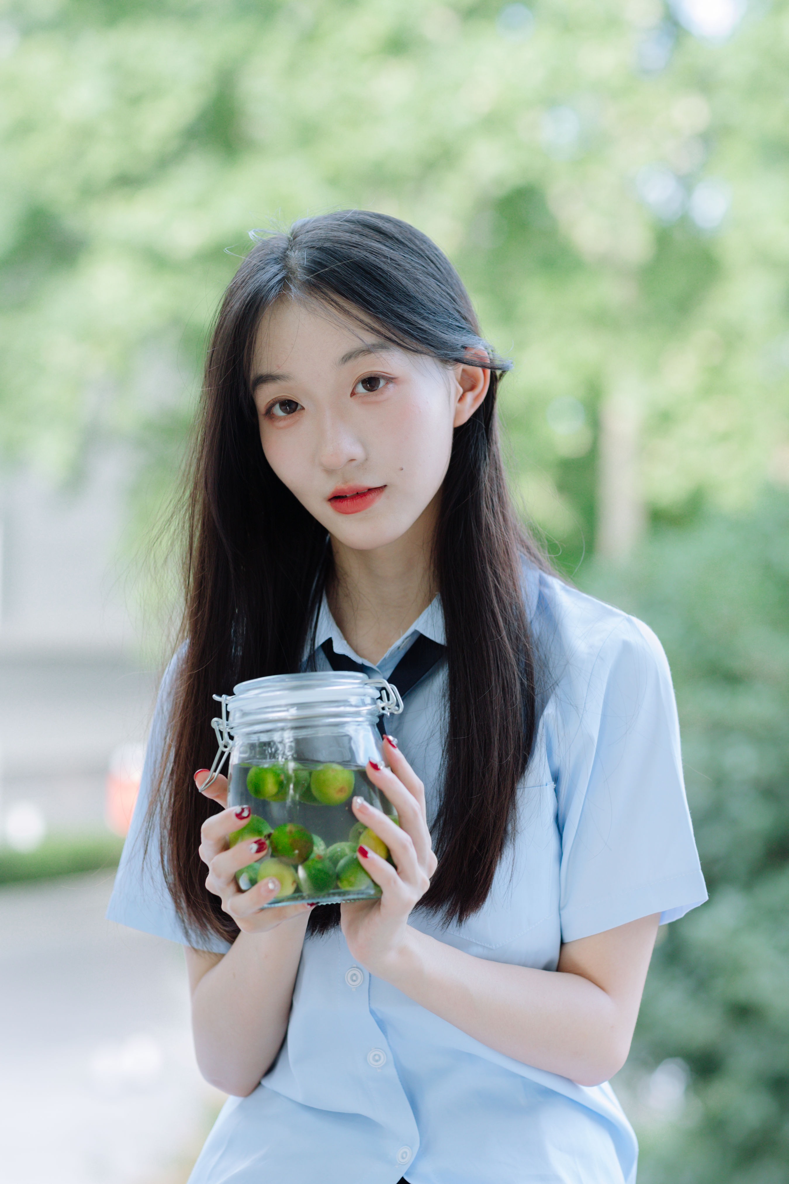 女学生的夏日风采：清新一夏的美丽瞬间