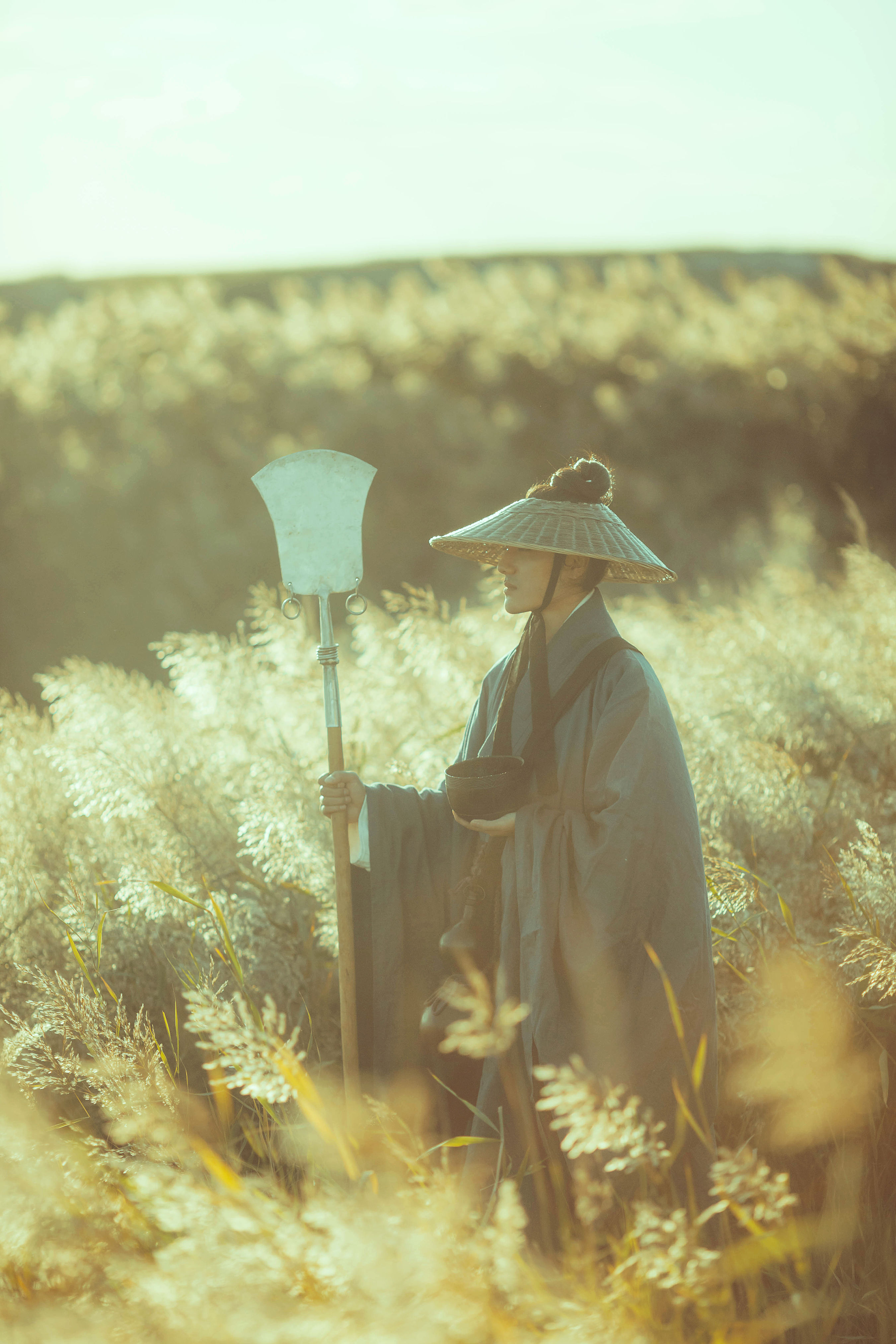 行者踏月寻幽梦，古径苍茫映晚风。