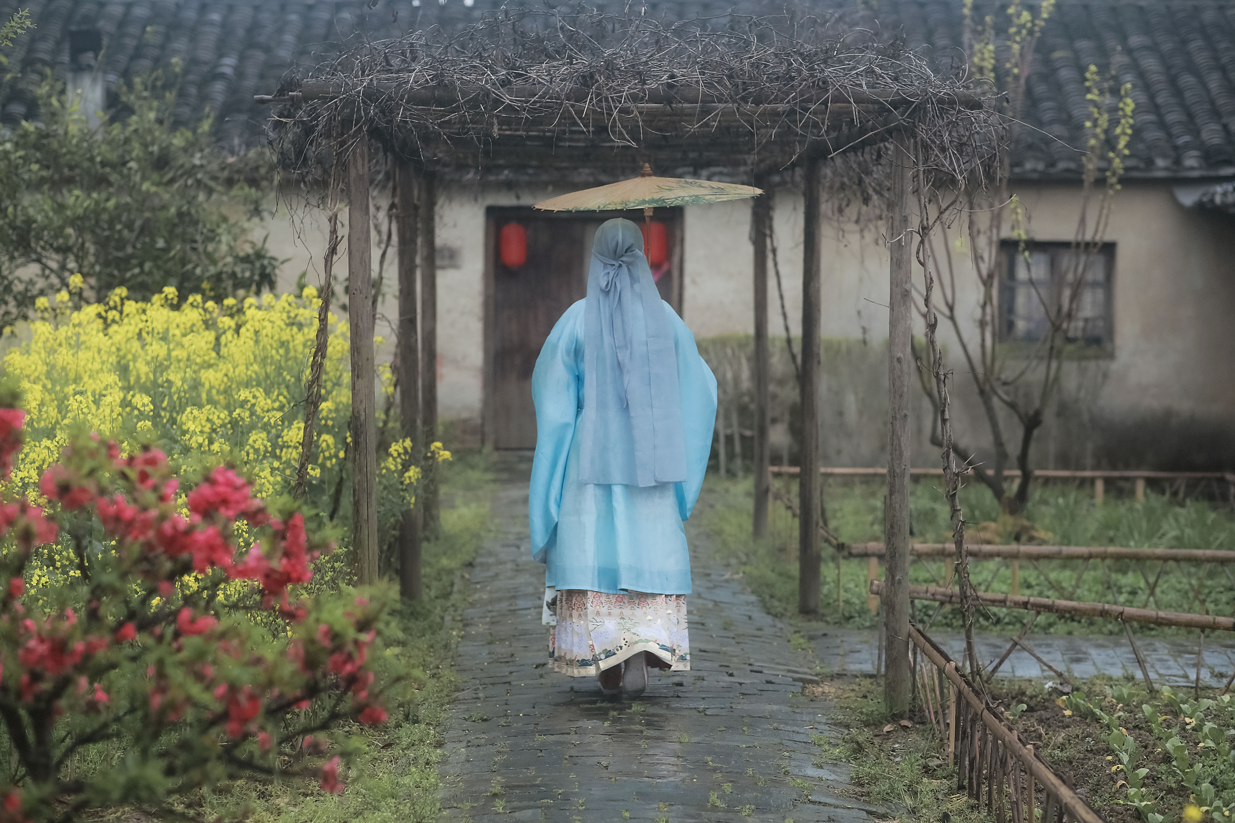 清明时节烟雨蒙，古韵悠长祭先魂。