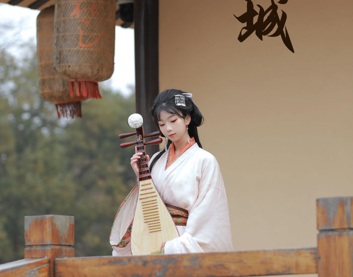 楚城烟雨锁春秋，梦回千年古韵流。