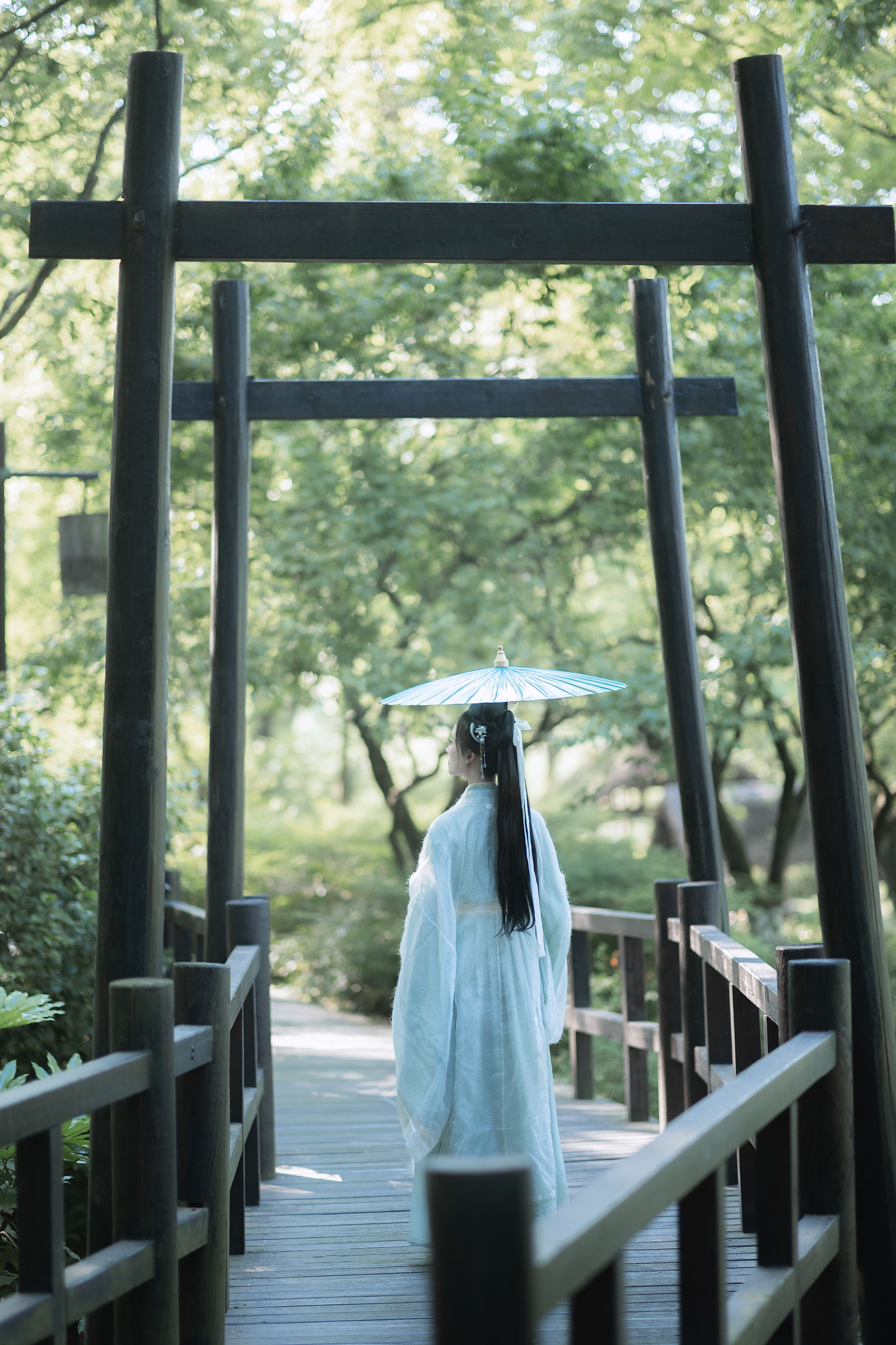 归旧隐处觅清幽，烟雨江南梦未休。