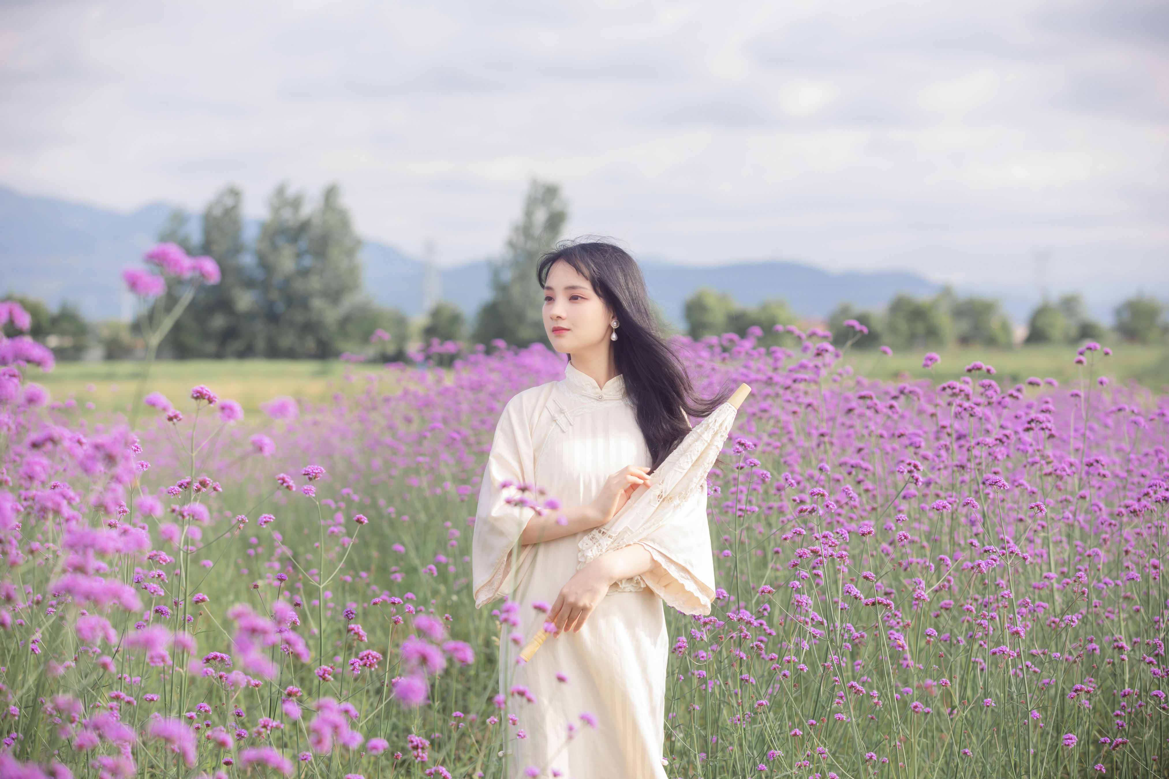 花田春色满园香，烟雨朦胧入画廊。