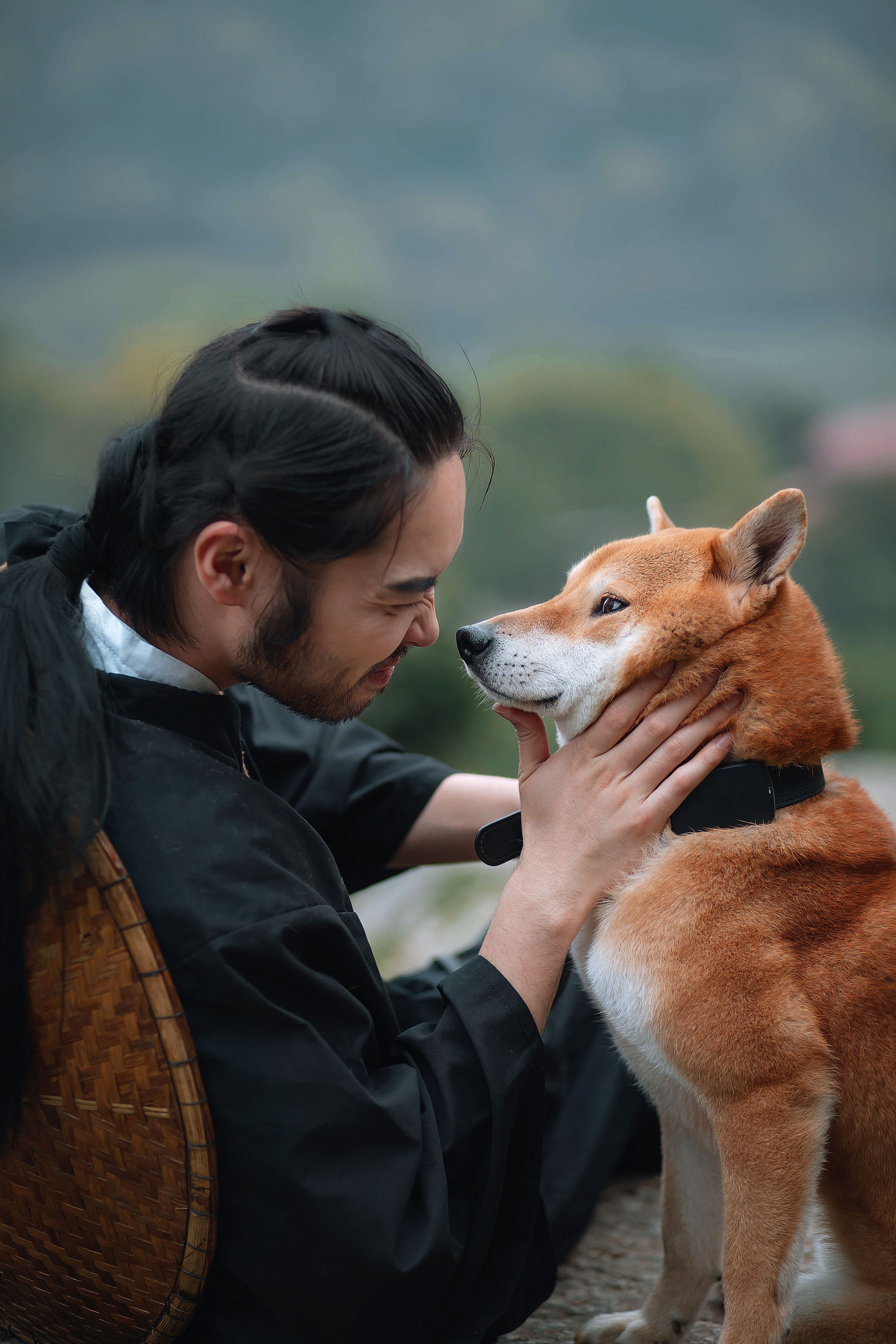 犬侍守夜月下门，古风雅韵护家魂。