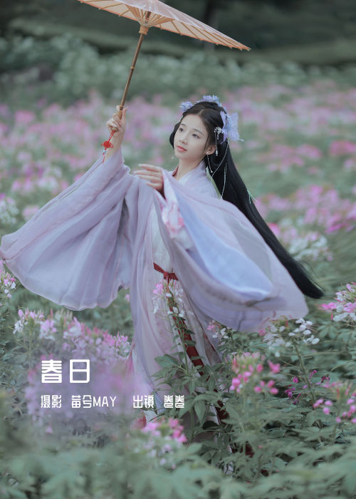 "春日绮梦，桃花笑映碧水长，古韵悠然绕画廊。"