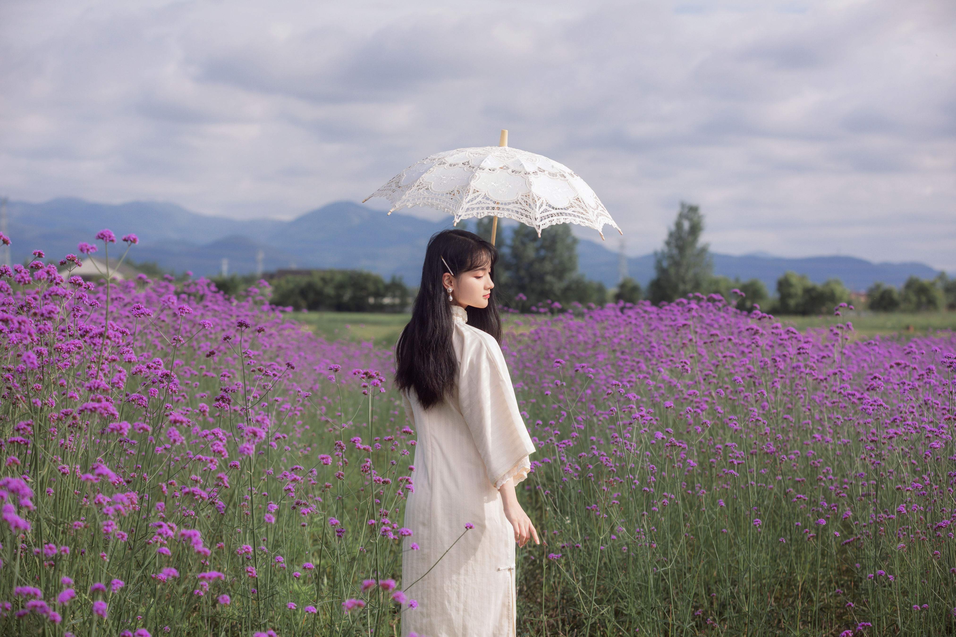 花田春色满园香，烟雨朦胧入画廊。