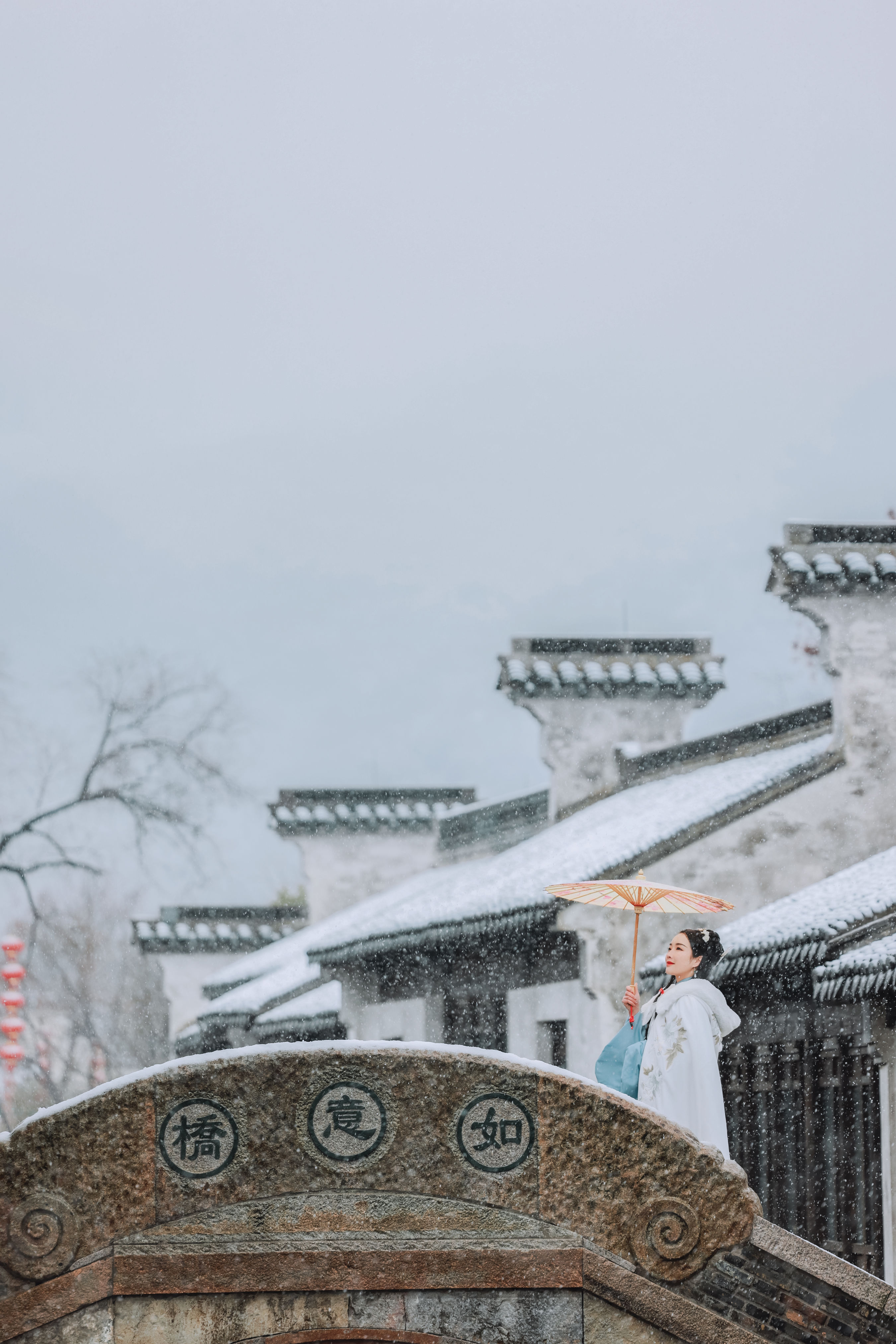 春雪纷飞映寒梅，银装素裹古风回。