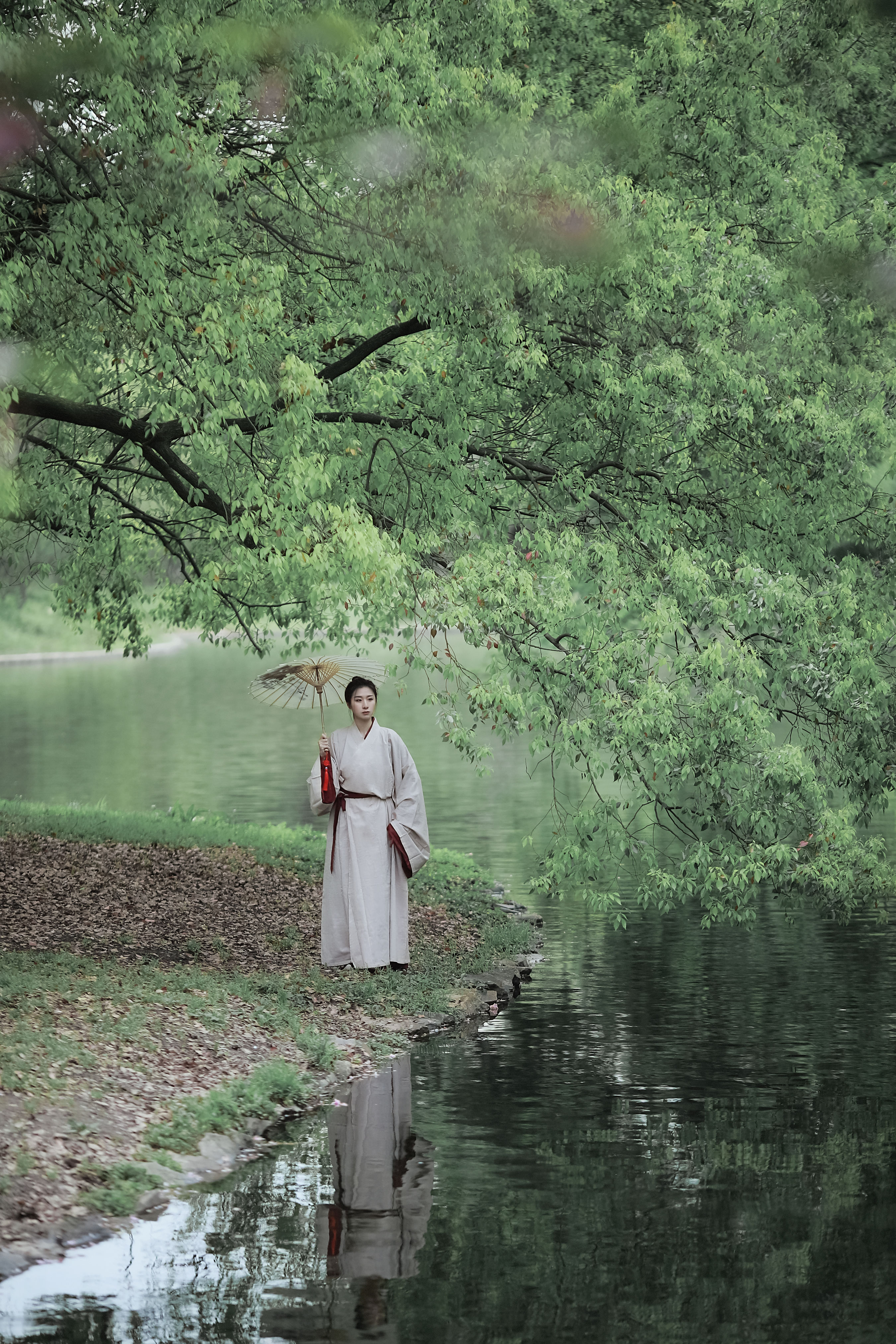 山居隐士逸世情，松风竹韵伴闲行，云深不知处，心远地自宁。