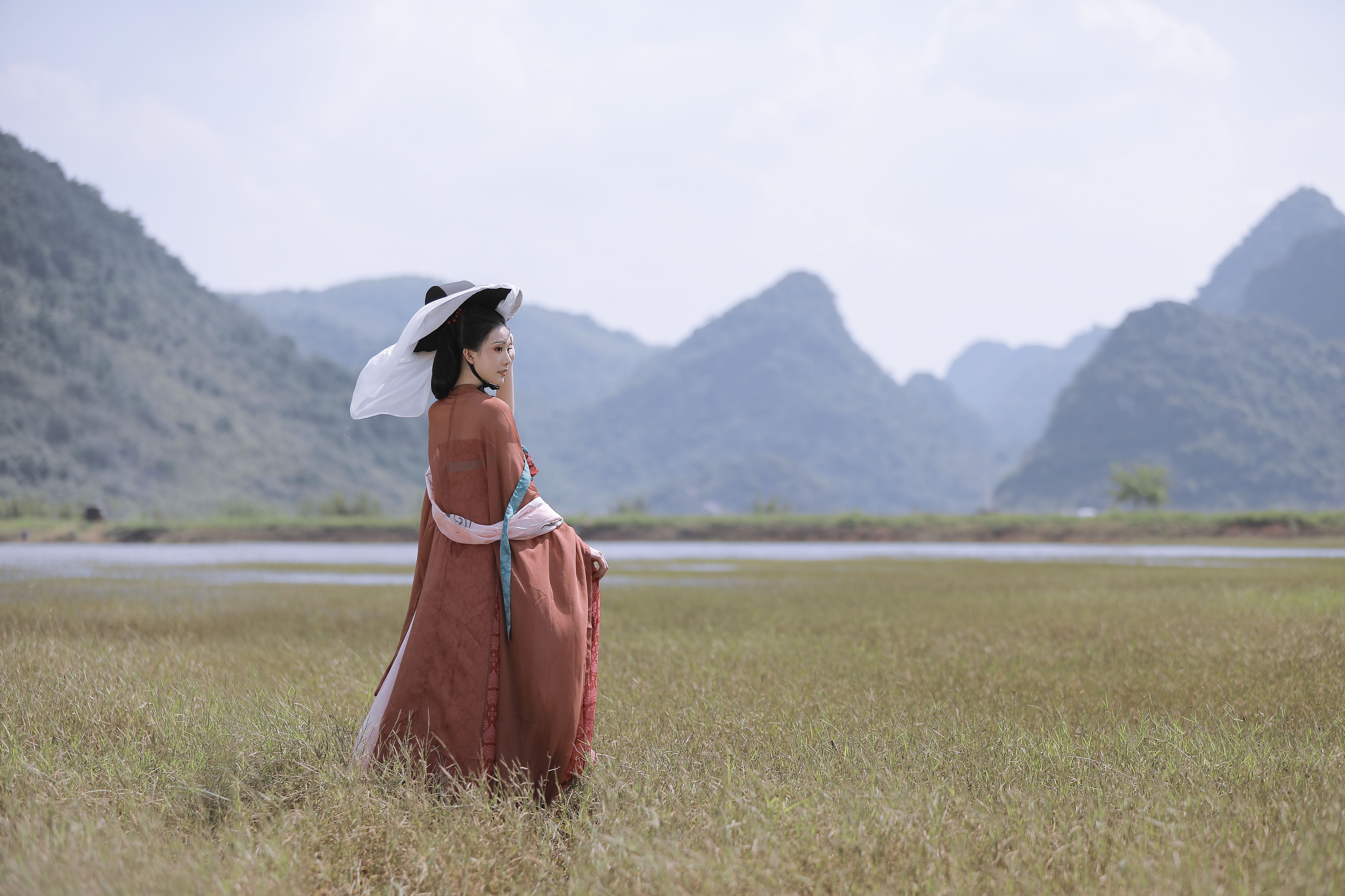 秋江带雨八归景，烟波渺渺画中游。