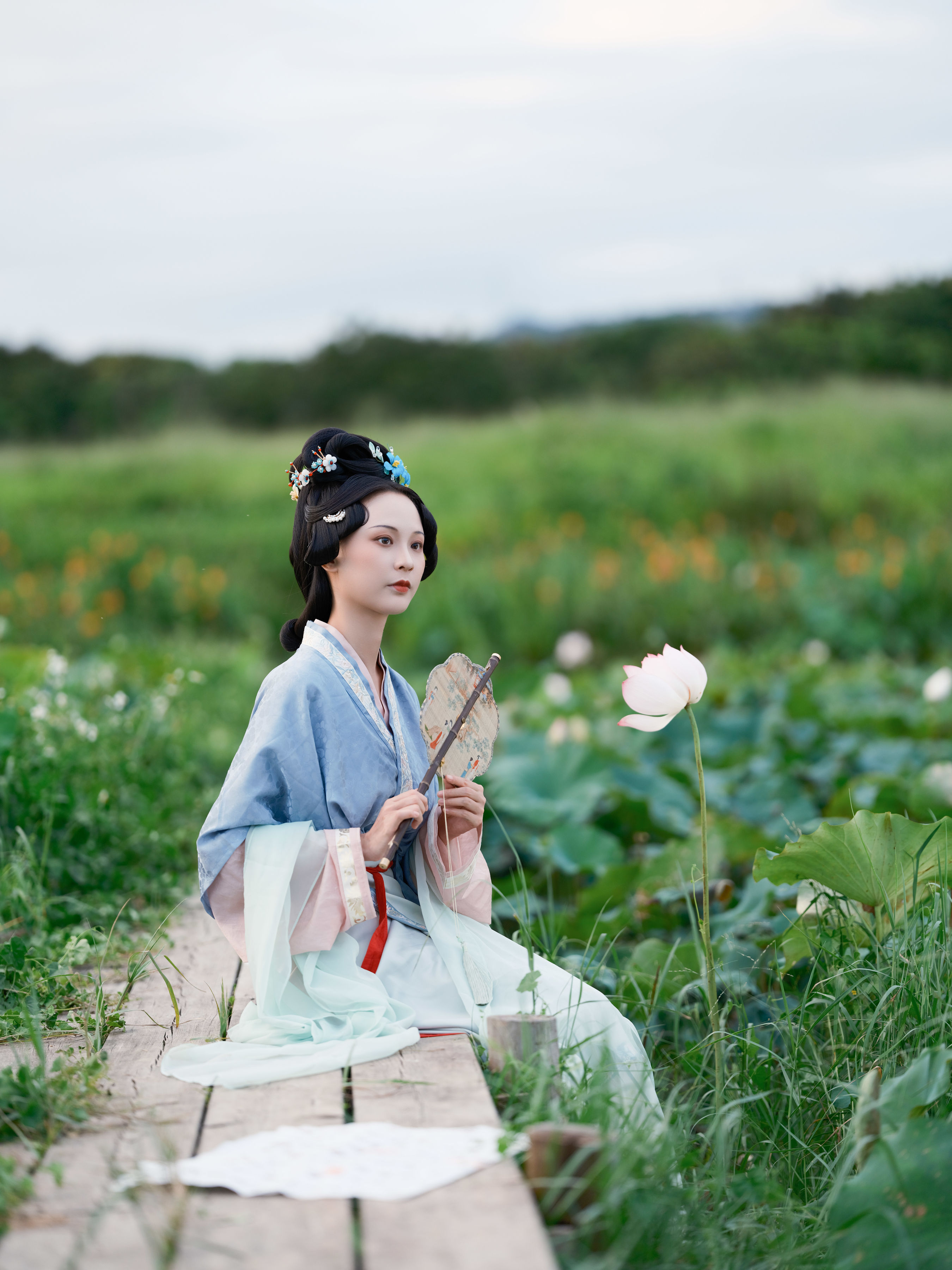 荷之华绽，碧水映霞，古韵悠长，梦回江南烟雨巷。