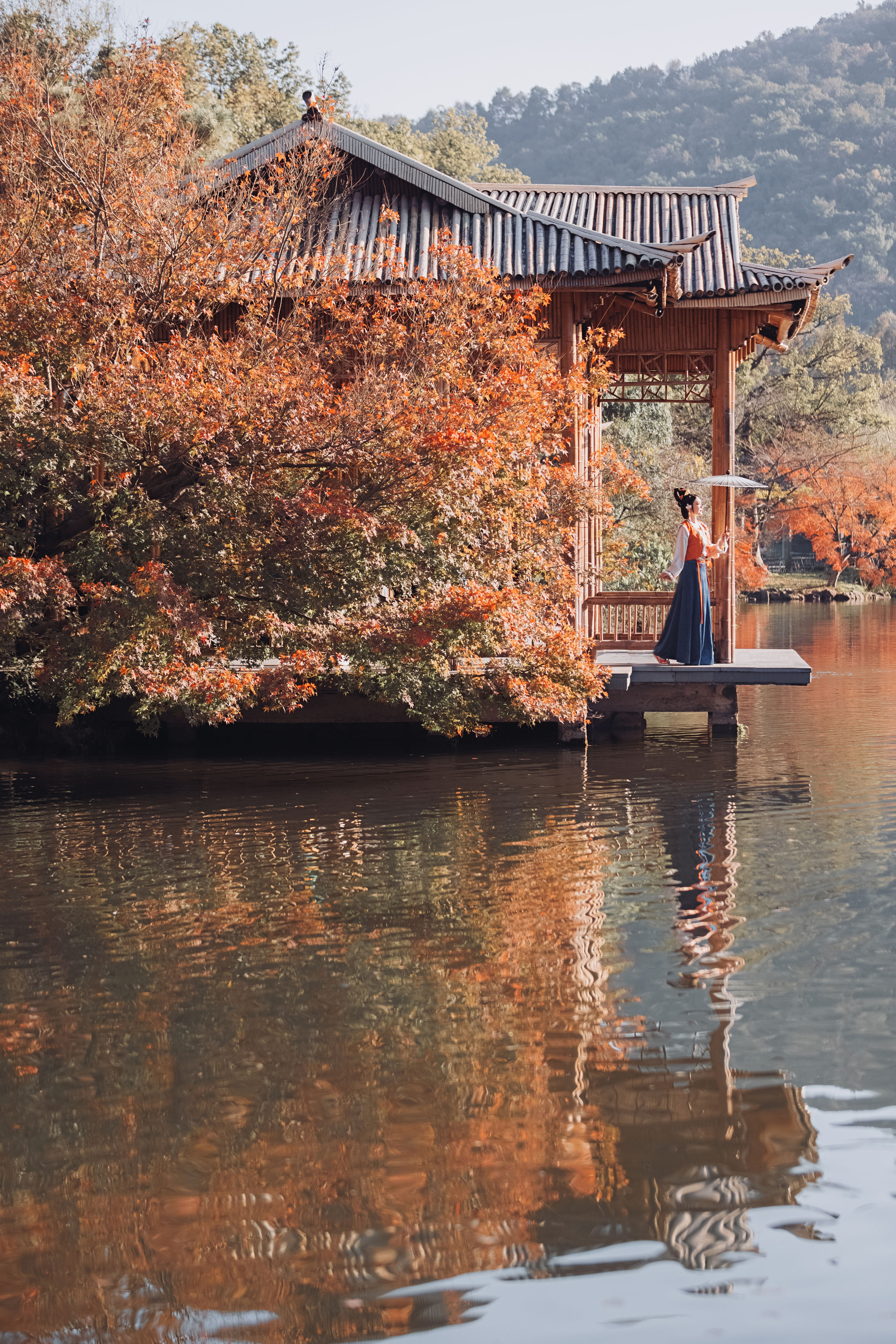 丹枫映晚秋，秋思漫古道，寂寥行旅间