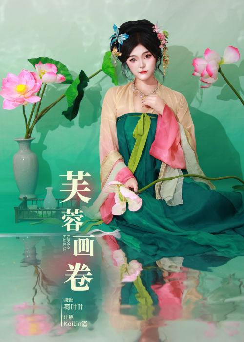 "芙蓉画卷映秋水，墨染风雅绘古情，绮梦轻展画中行。"