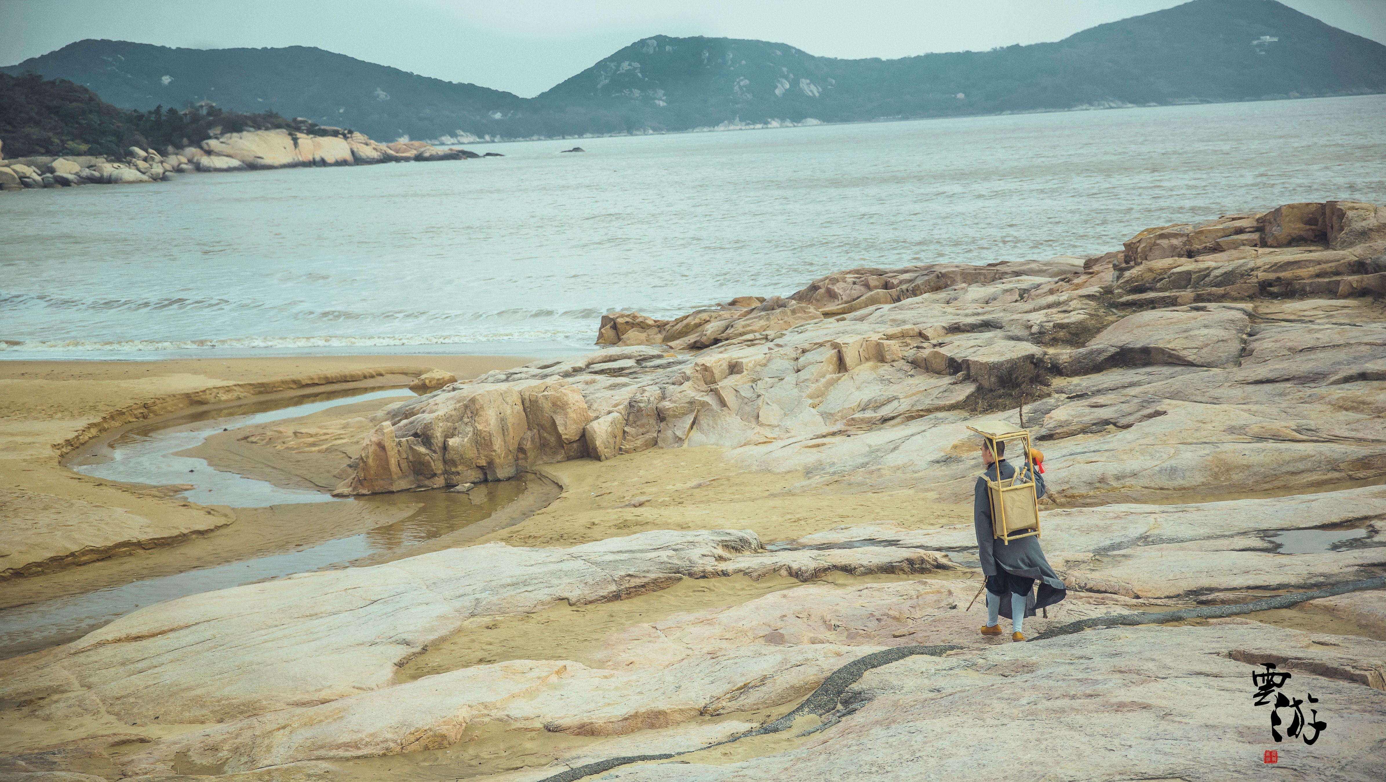 云游四海寻仙迹，梦回千年古韵长。