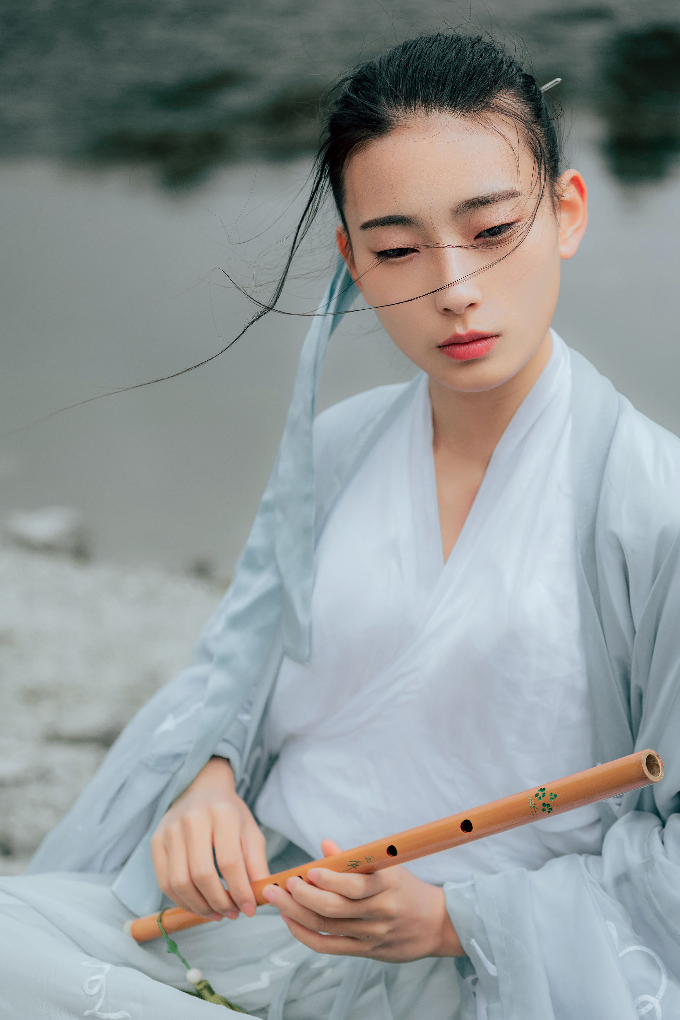 清明时节雨纷纷，古道行人欲断魂。