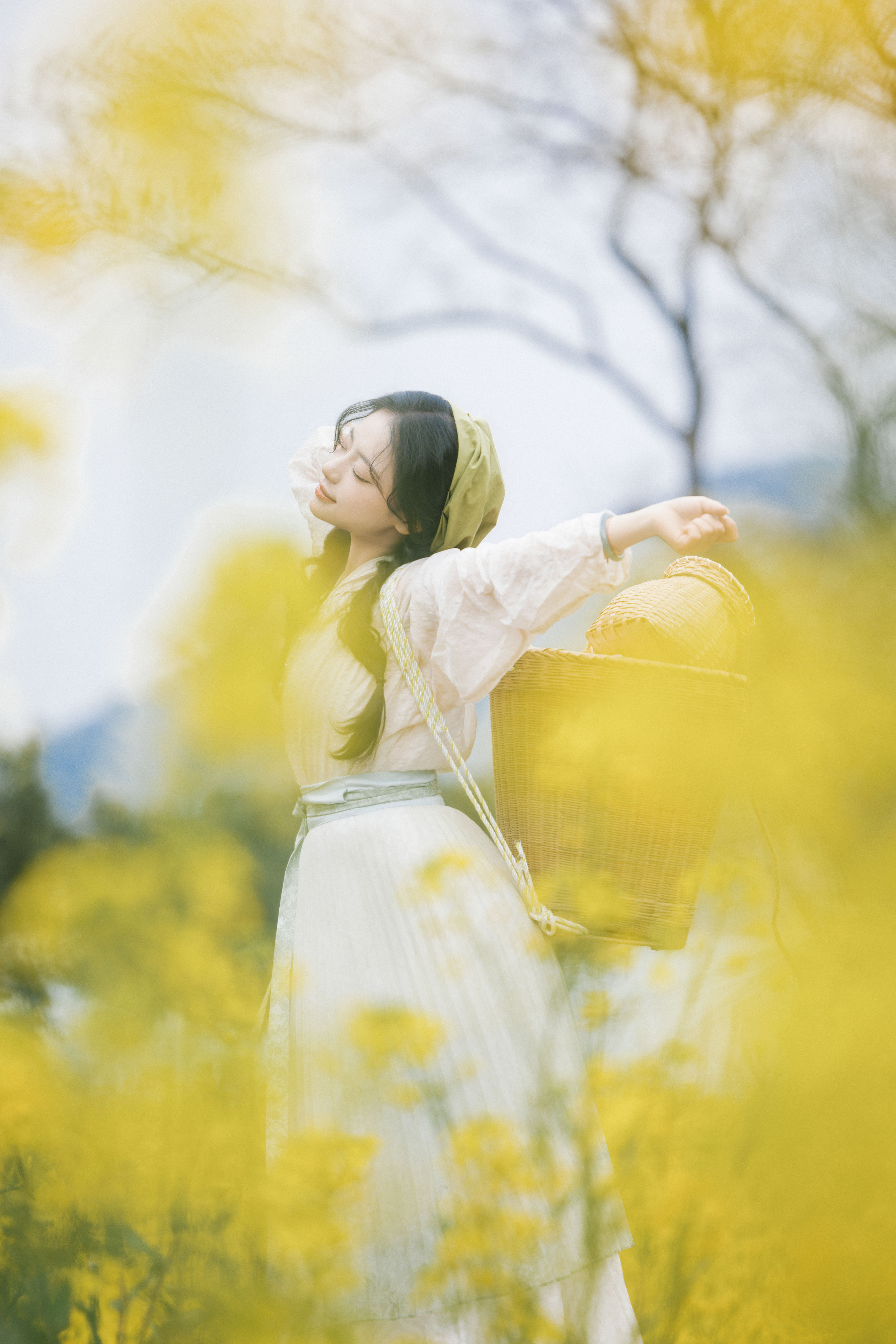 油菜花田映娇颜，少女轻舞醉春光