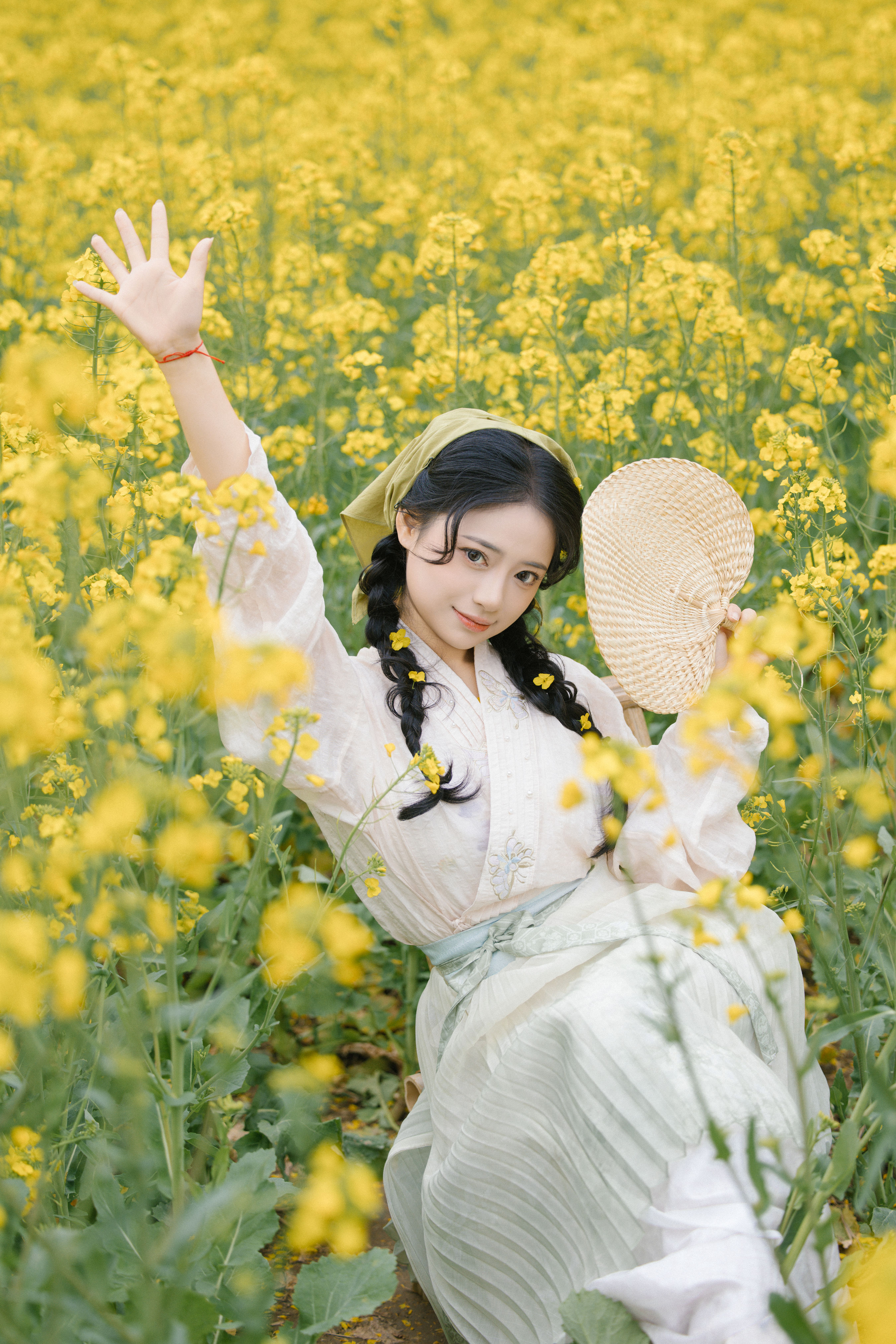 油菜花田映娇颜，少女轻舞醉春光