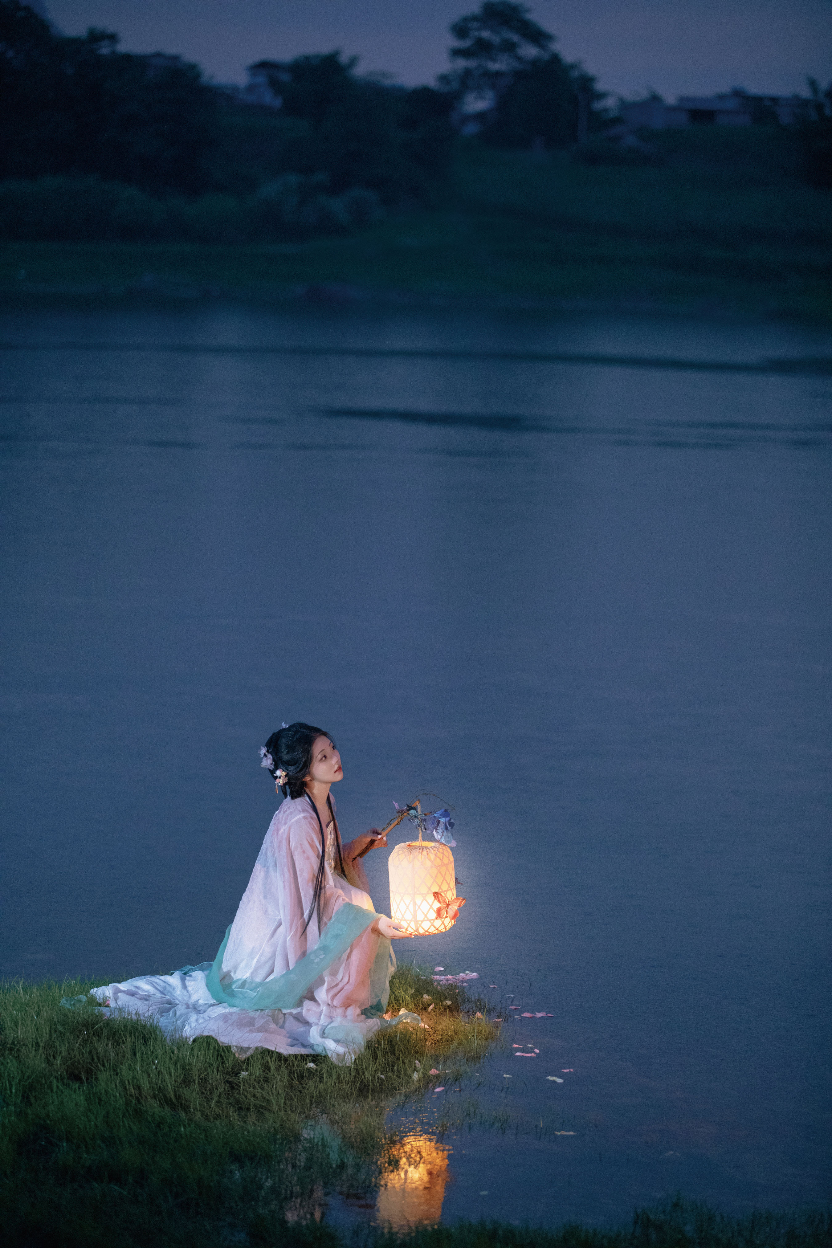 春暮吟怀古韵情长醉梦花间月落轻纱拢幽香