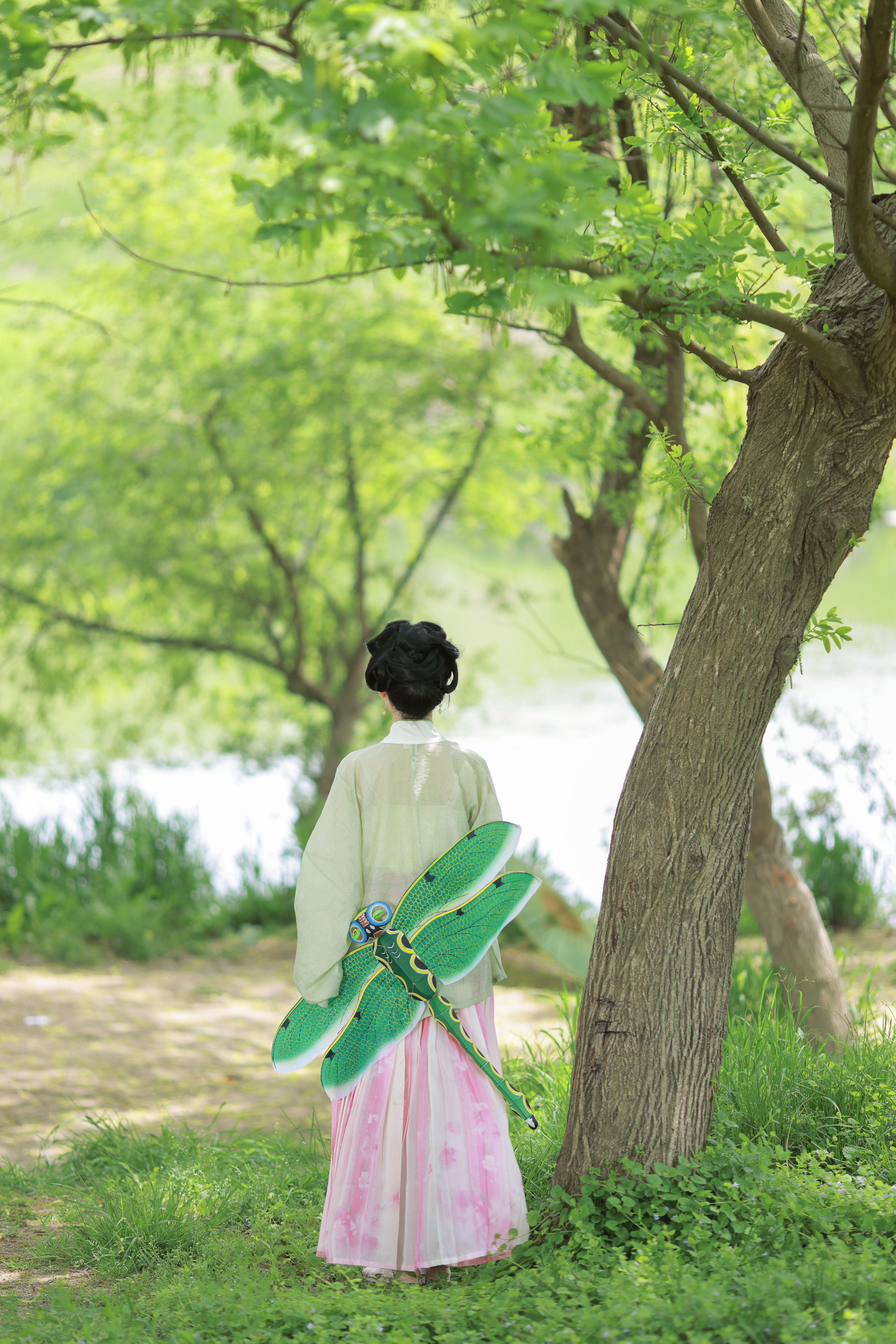 《弄春声·碧水悠悠映桃花，微风拂面醉人家》