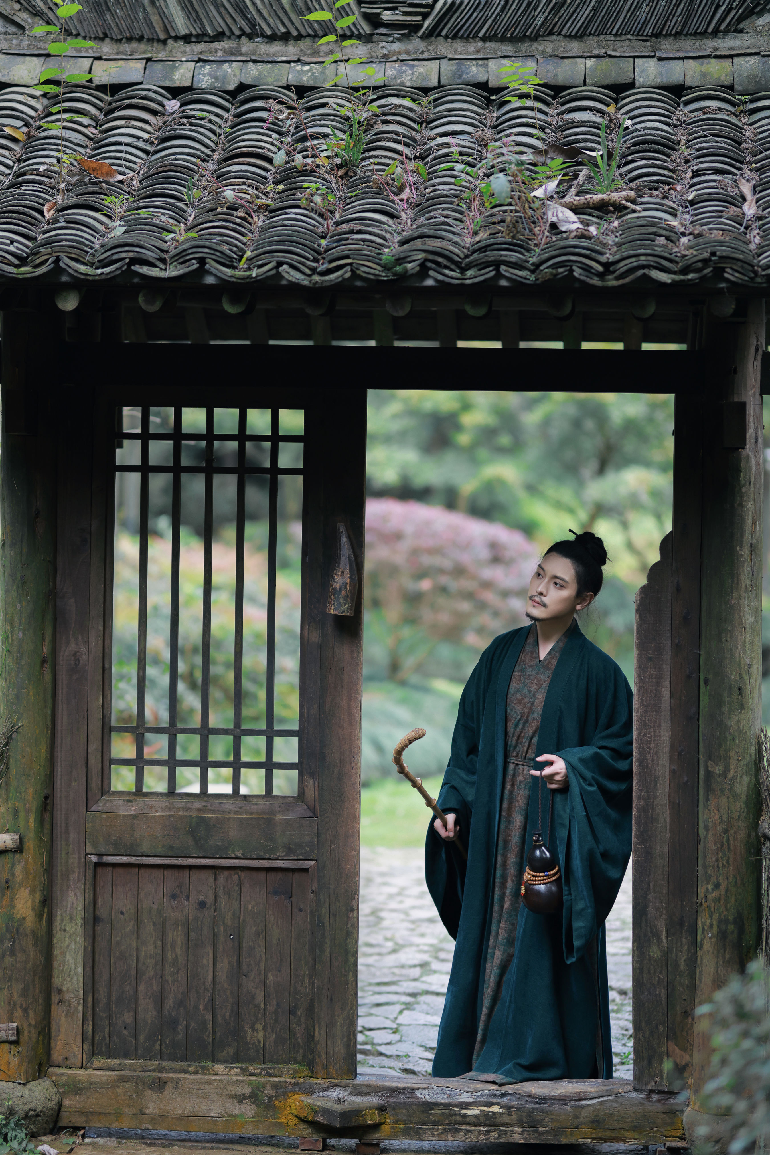 溪山行旅绘清幽，烟波渺渺映霞流，古韵悠悠醉心头